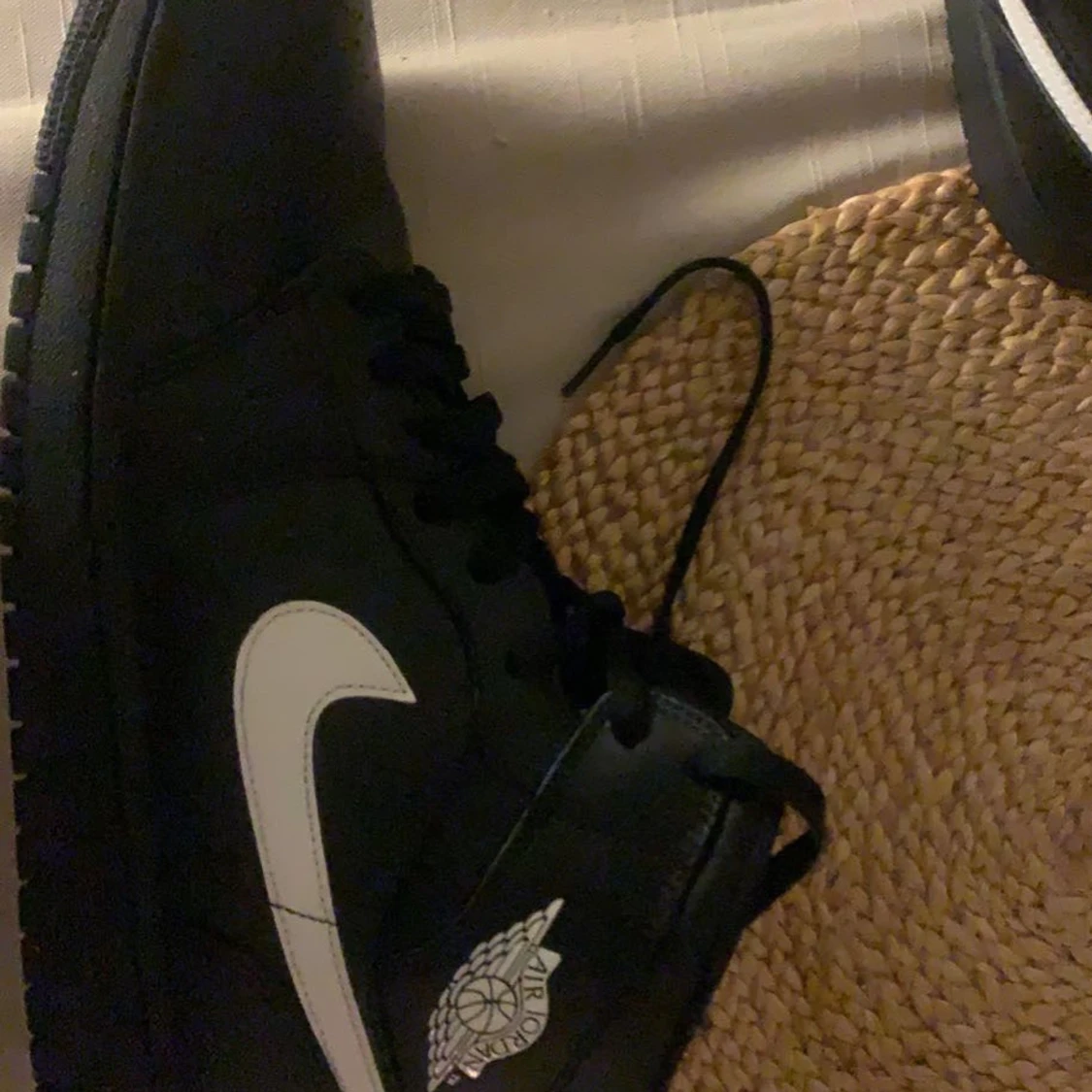 Svarta Jordan 1 med lila och vita snören - 90