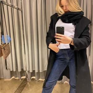 Svart kappa  - En svart kappa från zara🖤 kappan är knälång och har en luva där bak men som inte sticker ut och stör kappans image. Kappan är i gott skick. Säljer pga kommer inte till användning🖤denna kappa är perfekt nu till våren då den är för tjock så man kan lätt ha en stickad tröja under.