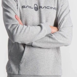 Sail Racing Original Grå - Snabb affär = Billigare Säljer min Sail Racing tröja  Skick: 8/10 en liten fläck men vid fickorna men går bort med något medel säkert Passform: Väldigt bra Storlek: Small