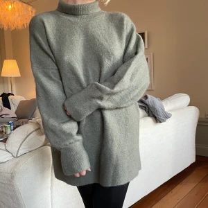 Tjocktröja i Ullmix  - Från H&M, jättesöt och skön tjocktröja! Snålt använd! Jättefin khakifärg! 