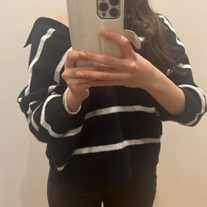 En randig tröja - En super fin randig tröja från hm. Köpte den för en månad sen och är i gott skick. Buda privat!