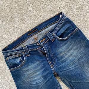 Blåa lowrise jeans köpta second hand 