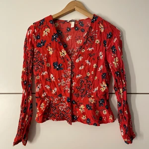 Kofta/blus  - Säljer denna snygga blus som har krympt i tvätten, den är en 38 men sitter nu som en kofta på mig så skulle säga att den är en xs/s