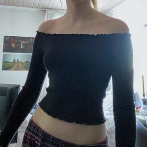 Off shoulder tröja - Supergullig ribbad off shoulder tröja från Gina Tricot med lettuce hem/krusade kanter! Knappt använd och i storlek XS, men passar också på S❣️ köparen står för frakt💕