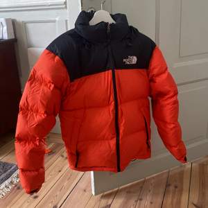 Jag säljer min The North Face nuptse retro jacka. Jag köpte den förra året för 2700kr men tröttnade snabbt då jag insåg att det inte var min stil. Jackan är använd ett fåtal gånger. Ifall du vill köpa jackan kan jag göra rent den innan jag fraktar/möts upp.  Frakt står köpare för. Pris kan diskuteras 