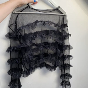 Mesh topp från Zara!  - Svart mesh topp från Zara med glittriga volanger❤️‍🔥 🖤 jag har klippt bort lappen där bak för den inte skulle synas, skulle säga att det är en M. Andra bilden är inte min