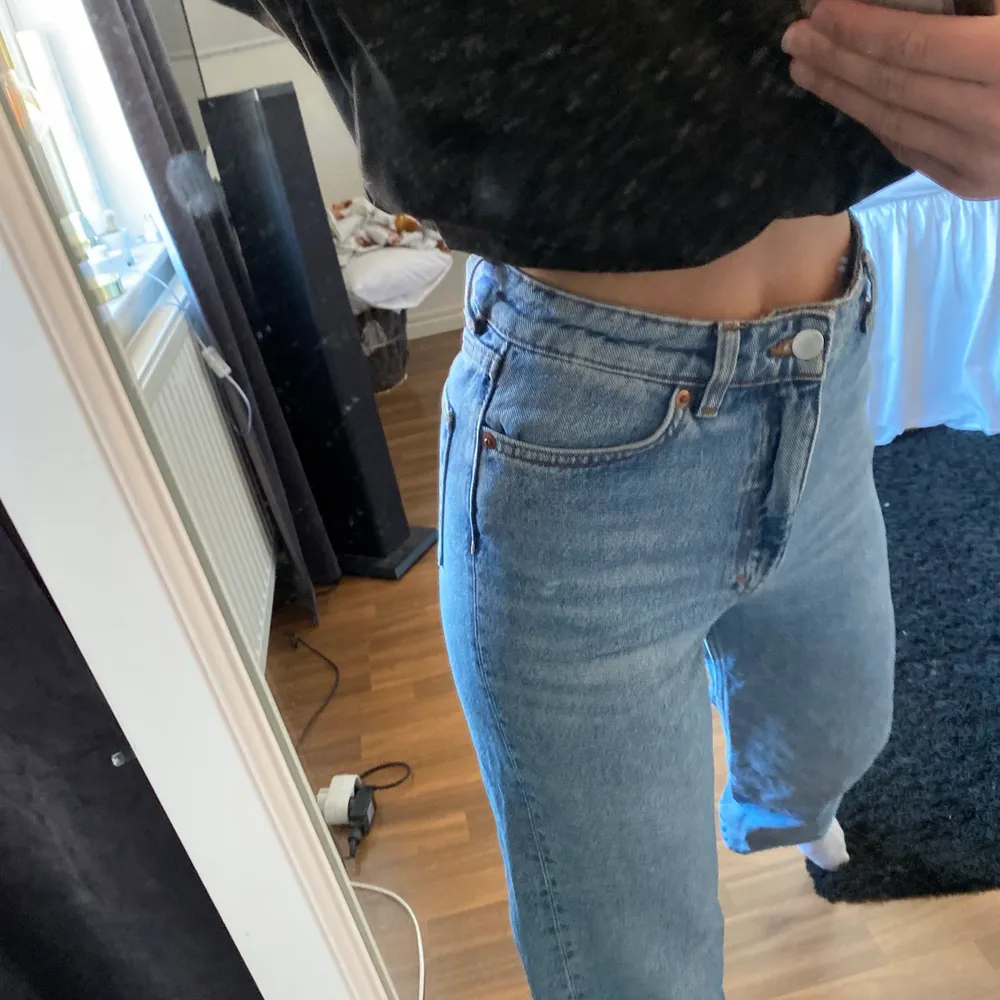 Utsvängda jeans ifrån Monki i storlek 24!! Byxorna är uppsydda av en sömmerska❣️ kontakta mej för mer info kring byxorna samt fler bilder❣️. Jeans & Byxor.