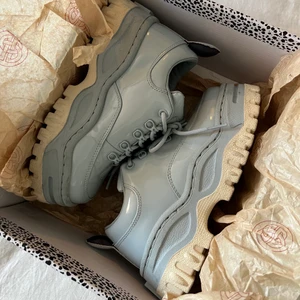 Eytys angel patent sneakers storlek 36 - Sneakers från eytys i storlek 36, större i storleken och passar även 36,5-37 då det är unisex. Endast använda ett fåtal gånger och är i fint skick, finns inget att anmärka på! Färgen heter baby blue och säljs inte längre. 500kr + 99kr spårbar frakt, annars finns dom att hämtas upp i centrala Göteborg 💙💙