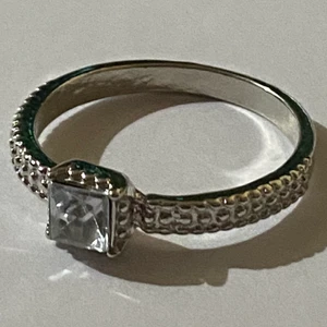 Ring - Silverring med en kristall.