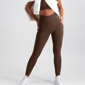 Aimn tights - Säljer dessa nya tights då dem är lite för små för mig. Dem är i toppen/ny skick då jag har använt max kanske 2 gånger. Väldigt trendigt med brunt nu med. För snabbaffär kan vi diskutera priset. För evt mer bilder pm:a mig. (Nypris 600kr)