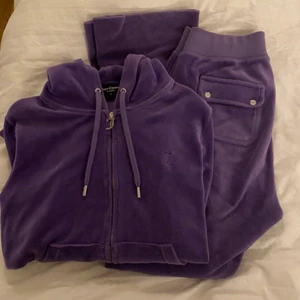 juicy couture set - intressekoll på mitt lila juicy set i fint skick!! byxorna är uppsydda (syns inte) o passar nog på nån upp till ca 173cm. skriv vad ni kan tänka er att ge😇😇bud på 2000 inklusive frakt