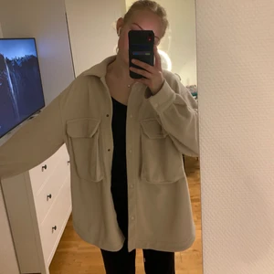 Vårjacka  - Skön vårjacka i väldigt gosigt material, sparsamt använd och köpt på Åhléns för 500kr. Sätter 350kr  med inräknad spårbar frakt men fria bud är ok❣️ Storlek M men ”oversized” modell så stor i storleken. 