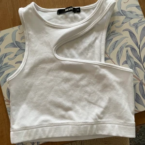 Vit Bik Bok topp - Vit Bik Bop topp i storlek xs. Inga tecken på användning, som ny. Paket skickas samma dag som betalning är mottagen. Vid frågor vänligen kontakta via meddelande.