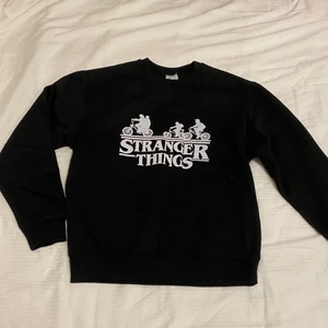 stranger things sweatshirt  - köpt från primark 2018 och nästan aldrig använd! står XS men passar även S och M 
