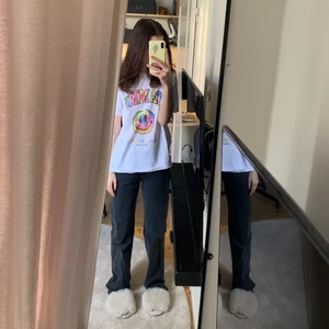 Svarta/gråa jeans - Säljer dessa jeans 😍😍 storlek 32