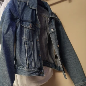 Jeans jacka  - Säljer denna fina jeans jackan ifrån hm som tyvärr blivit för liten. Köpt förra året men är bara använd fåtal gånger. Perfekt vårjacka som man kan ha till allt. 