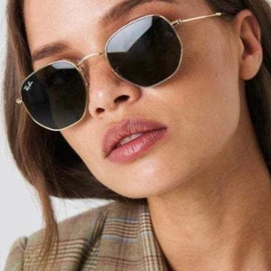 Ray-Ban Hexagonal - Snygga solglasögon från ray-ban i modellen hexagonal. har tyvärr inte fått så mycket användning för de därför väljer jag att sälja, hoppas någon annan istället får användning för de❤️❤️ 