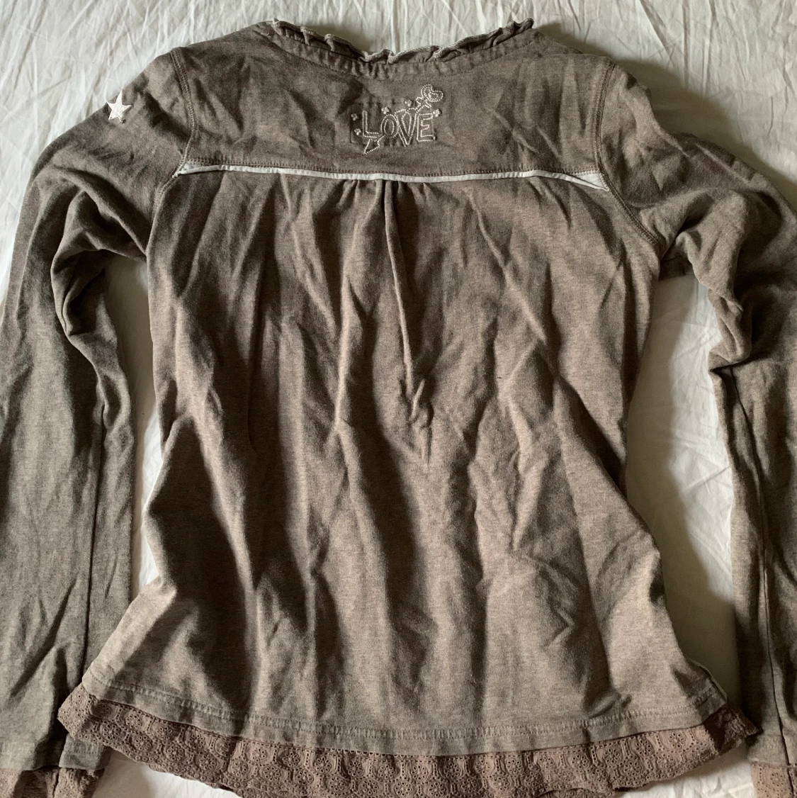 Gråbrun tröja med spetsdetaljer - 90