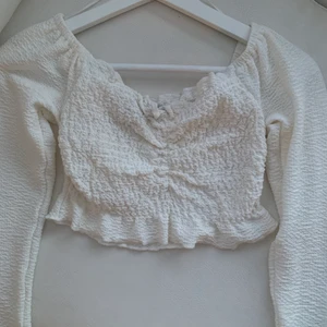Topp - Söt croppad sommar topp från bikbok som ej kommer till användning💕 pris: 100kr+frakt (66kr)