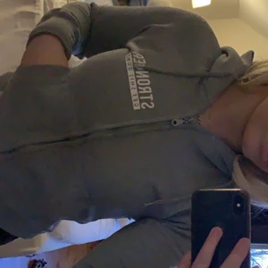 Stronger tröja  - Varm och skön tröja från stronger med text på ryggen, använd men i bra skick💕