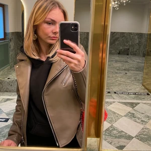 Skinnjacka - Ur snygg brun/grå skinnjacka från primark i storlek 38 men mer som 36! 🌸