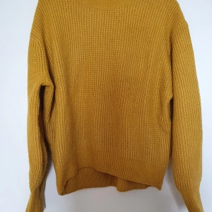 H&M tröja - Cozy yellow sweater from H&M, really good condition, used few times.