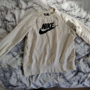 Tröja - Nike, liten fläck som jag visade på andra bilden men de syns inte så mycket men tyckte att det var bra att lägga upp:) använd typ 1-2 gånger men säljer för använder den inte så🙂