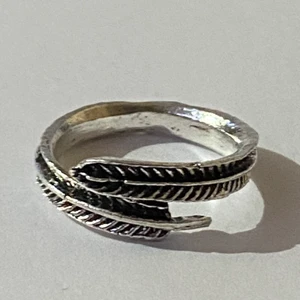 Ring - Silverring i form av en fjäder.