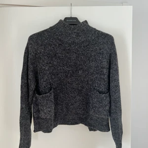 Stickad tröja  - Stickad tröja från Monki, fickor fram och omlottrygg. Använd ett fåtal gånger då den är lite liten för mig.