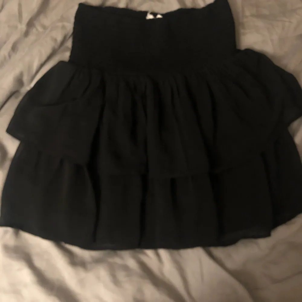 En fin svart kjol från kapphal i bra skick, nästan aldrig använd, säljer för att jag inte använder den längre 💓. Kjolar.
