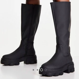 Asos stövlar  - Jätte snygga och bekväma stövlar från asos i strl 35!! Använda >5 ggr❤️ köpta för 489kr säljes för 250kr, frakt alternativ kan diskuteras 🥰 