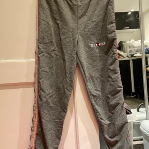 Mjukisbyxor - Jättefina byxor, använda en del och är ganska små i storleken 