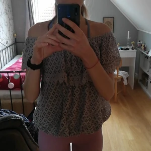 Okänt märke och storlek men S/N ungefär  - Fin spetsig topp! Of shoulder med ett mjukt innetyg, väldigt bekväm. Gillar den mycket och har använt den några gånger men den är lite stor och används för lite för att vara kvar