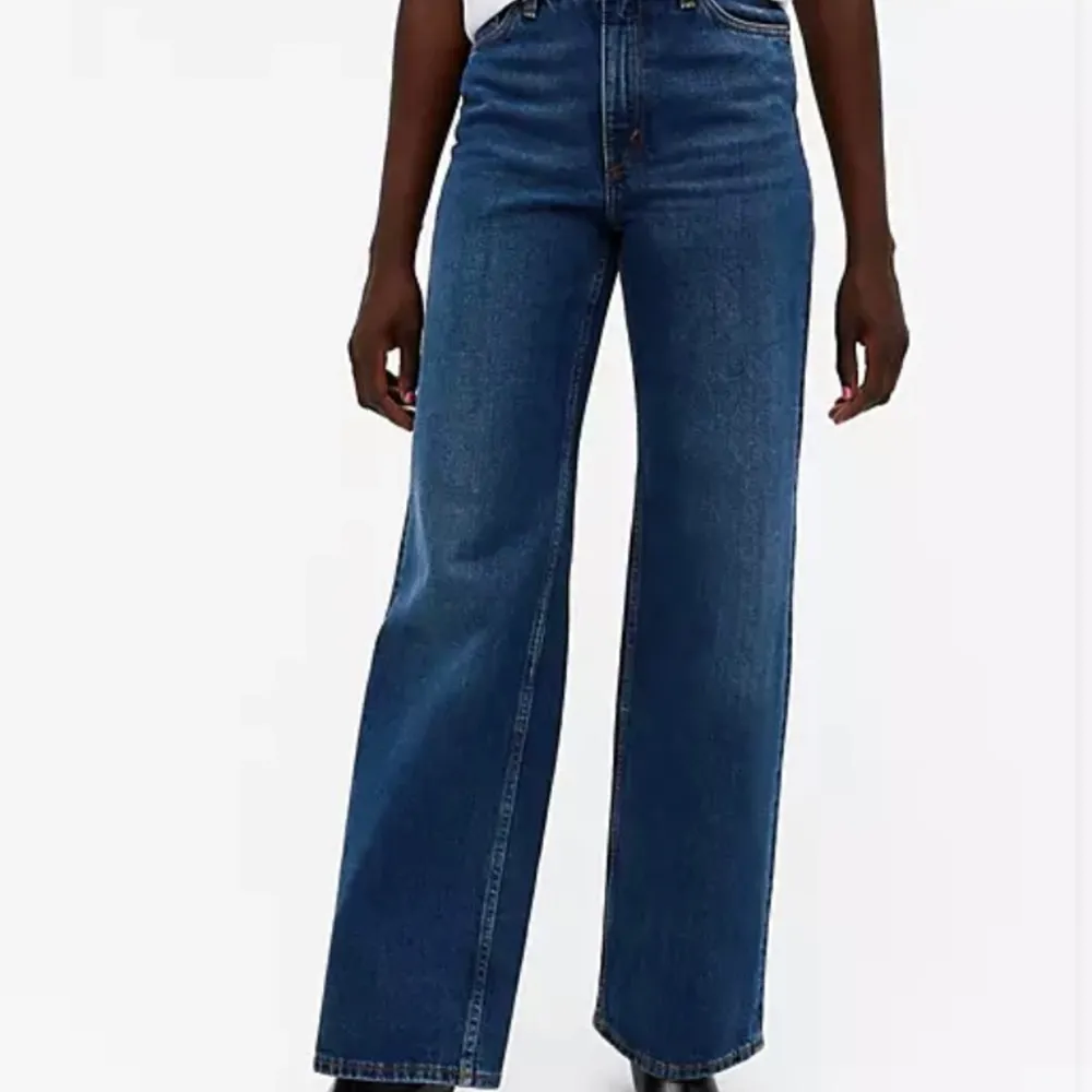 Jättefina vida jeans från Monki, säljer pga för stora. Använda en del men fortfarande bra skick! Skulle säga att de är små i storleken, och går längre i benen på mig än på modellen, jag är 168. 200 kr, frakt 70 kr . Jeans & Byxor.