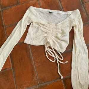 Vit tröja från Ginatricot  - Vit ”stickad” tröja från Gina som inte längre finns i butik. En liten lös tråd på höger arm men utöver det superfin. 