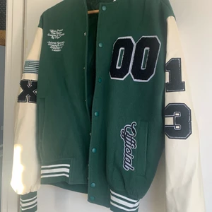 Collage jacka storlek S - Mycket fin mörkgrön collage jacka som är använd ungefär 10 gånger. Nyskick. Nypris 750kr