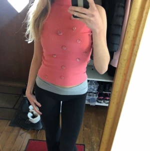 Ärmlös topp med polo från Moschino Jeans - Jättefin, helt oanvänd topp från Moschino med hjärtdetaljer! 