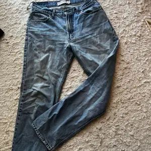 Säljer mina levis jeans som är mycket använda, även om de kan bäras är de mycket slitna med hål vid benslut och mellan låren. Kan användas till exempel till ett projekt pch göra något nytt utav det.