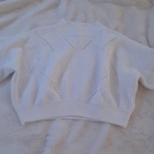 Vitt tröja - Vitt stikad tröja. Dena är knappt använd skulle tippa på 2-3 gånger. Jätte fin🤗