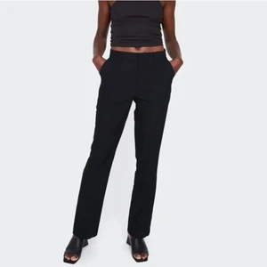 Vilma kostymbyxor  - Kostymbyxor från bikbok i bra skick. Passar 36/38