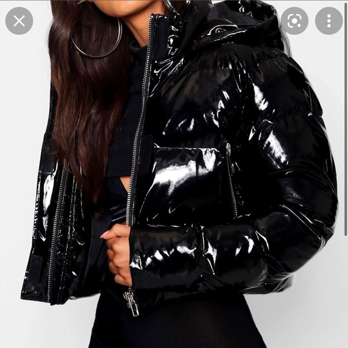 Glansig midjekort jacka. Storlek 34  - 90