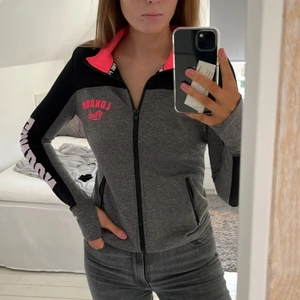 Träningskofta - PINK Victorias secret träningströja. Super skönt material, relativt tunn. 3 välfungerande dragkedjor. Felfritt skick och endast använd fåtal gånger. Nypris: 800kr💕 säljespris: 280kr. Strl XS, passar 175cm perfekt!