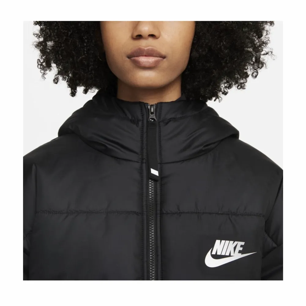 Nike jacka från stadium, säljer jackan då den har blivit för liten för mig plus att dragkedjan är sönder så man kan inte stänga den💞 stl XS. Köpt för 1 000kr. Jackor.