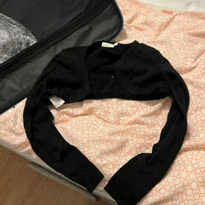 Kofta - Säljer koftan då den varken passar och använde bara 1 gång på en kryssning. Väldigt fint skick och skön. Storlek 146/152 men passar nog 158/164. Skriv om intresse eller frågor💘