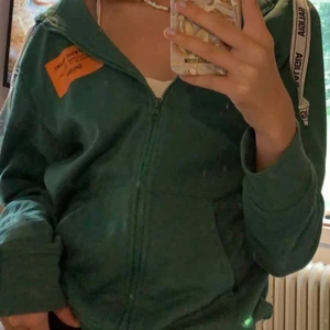 Grön zip hoodie  - Säljer min fina gröna zip hoodie, strl Xs/S, väldigt fint skick. 