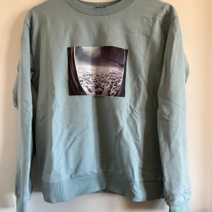 Asos blå tröja  - Tröjan är använd en gång tidigare och därför säljer jag. Pris 30 kr och frakten står jag för. Vid mer information kom privat:)