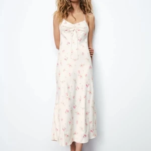 Zara - Suuuper fin klänning från zara🥰 använd 1 gång, storlek M💛💛