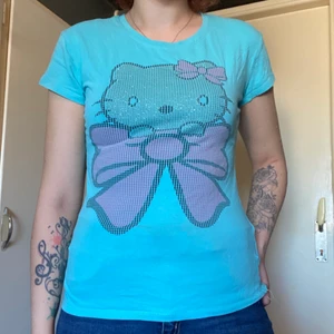 Hello Kitty t-shirt - Fint skick, osäker på storlek men gissar på S/M
