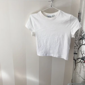 vit baby tee - Säljer denna vita baby teen från weekday i stl S pga att jag har en till likadan! 🤍
