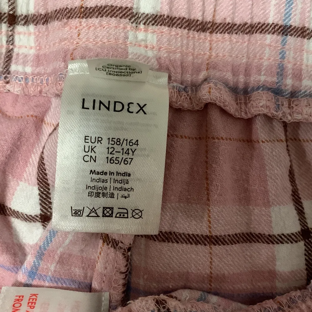 Ett par rosa rutiga pyjamasbyxor i flanel tyg. Med resår och knytband i midjan.Använda en kort period. Okej skick. Inga fläckar eller hål. Köpta på lindex för 200kr. I storlek 158/164. Säljer pågrund av för korta för mig.50kr + frakt. Betala med Swish.. Jeans & Byxor.